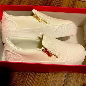 Sneakers white size 7 shoedazzle